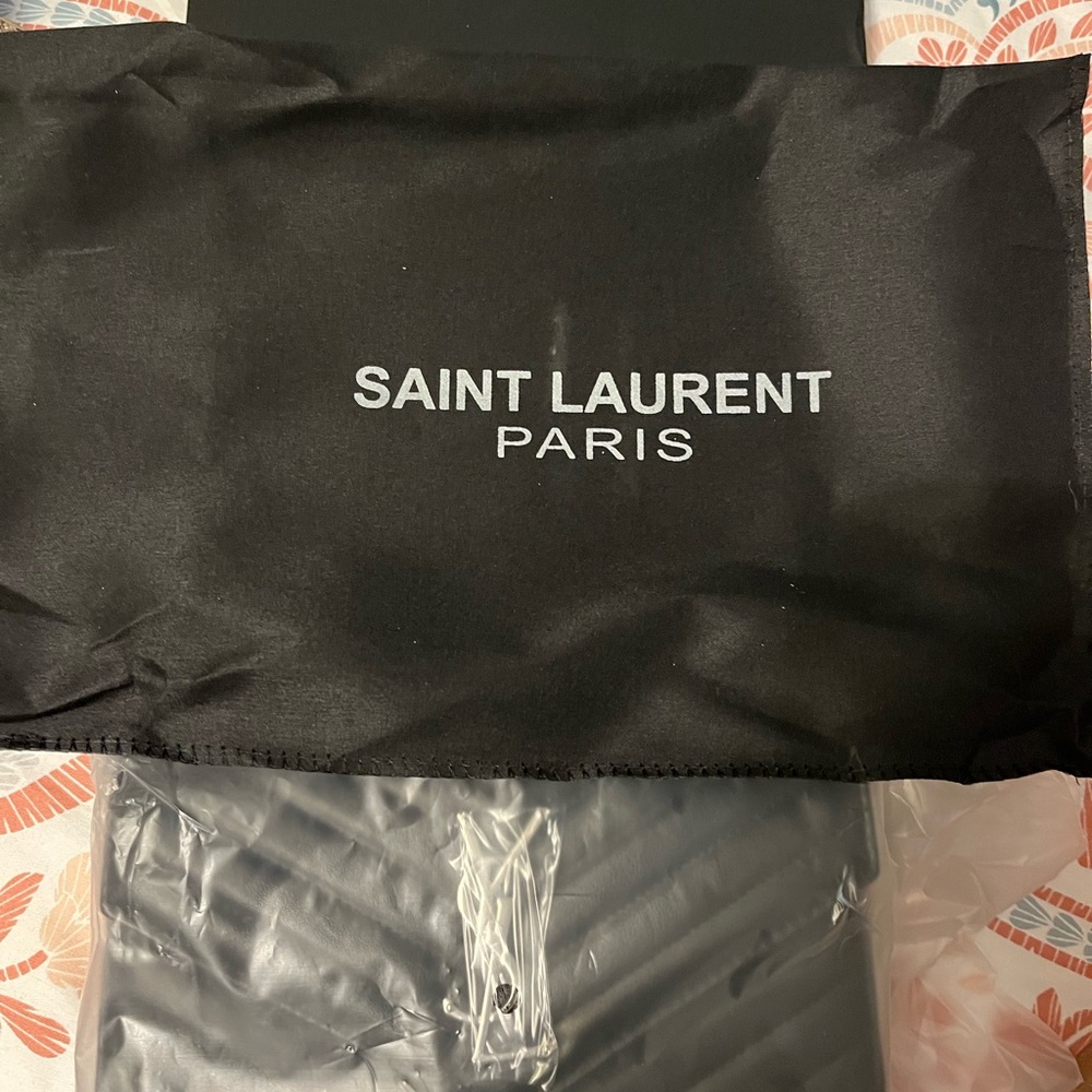 Saint Laurent Elegant Black Bag - Picture 2 of 4